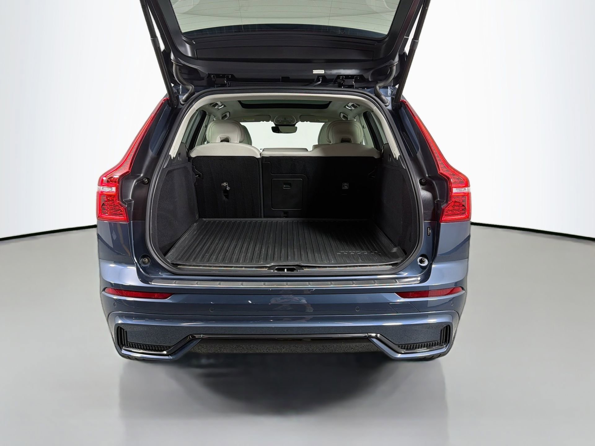 Certified 2024 Volvo XC60 B5 Plus w/ Protection Package Premier AWD/4WD image 26