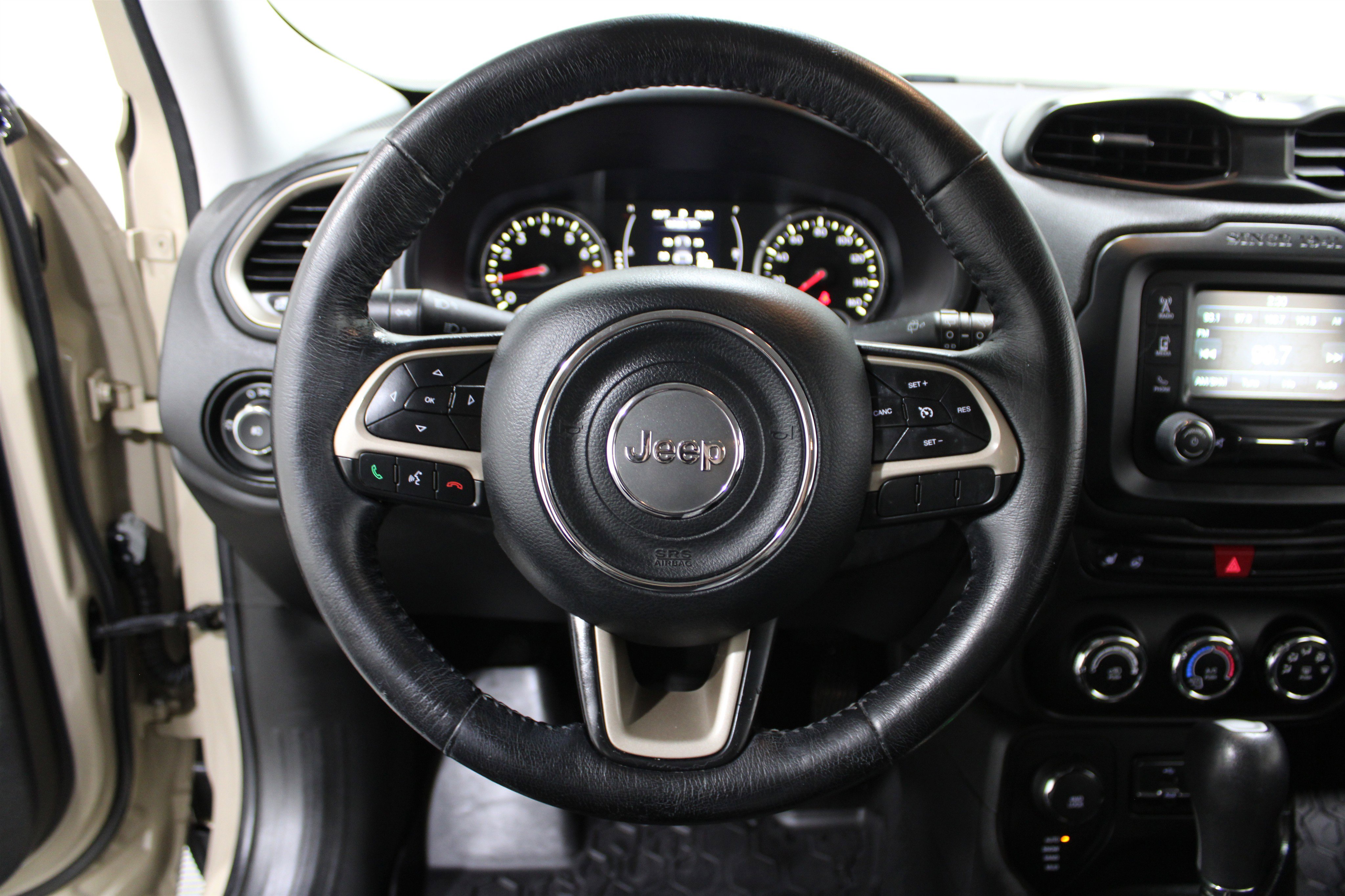 Used 2016 Jeep Renegade Latitude w/ Cold Weather Group image 9