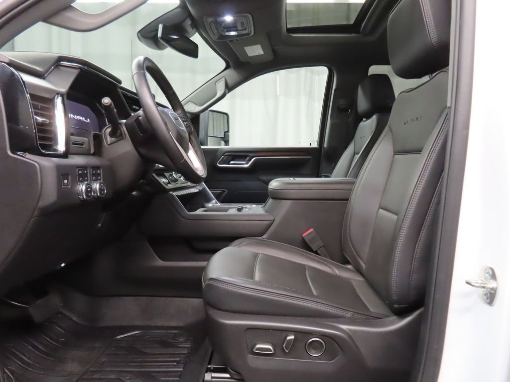 Used 2025 GMC Sierra 3500 Denali image 9