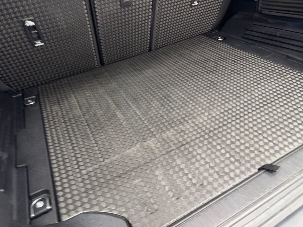 Used 2025 Land Rover Defender 110 S image 80