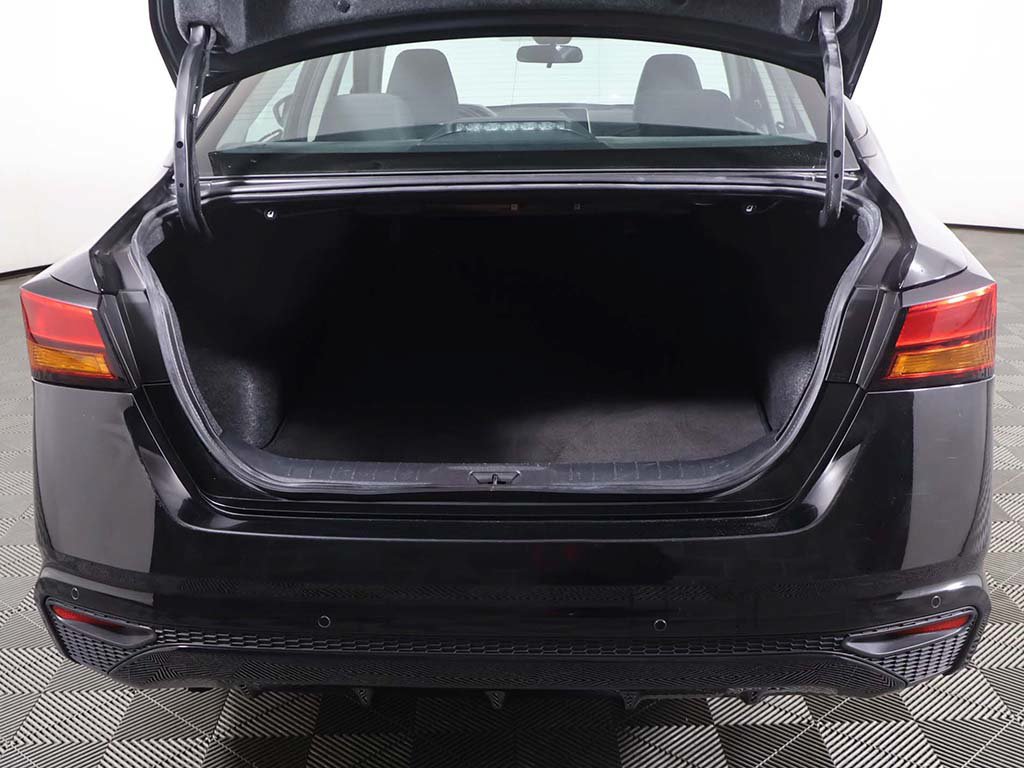 Used 2025 Nissan Altima 2.5 SV FWD image 12