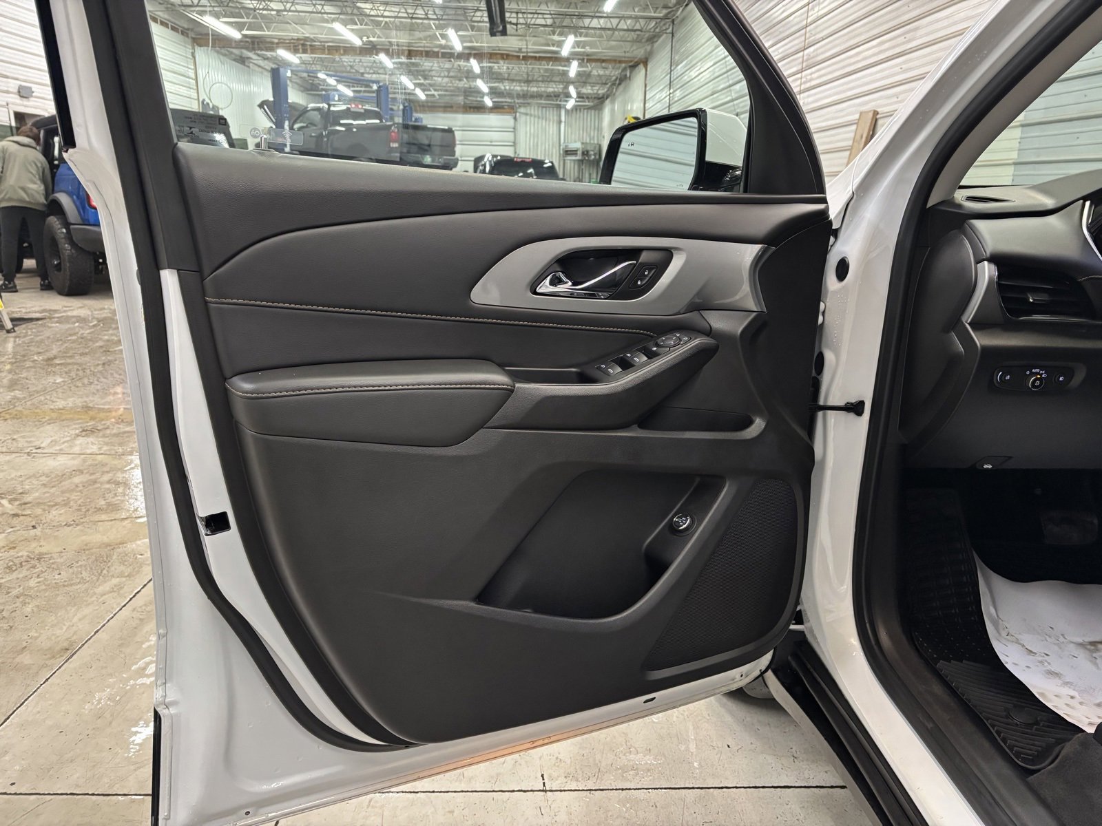 Used 2021 Chevrolet Traverse LT image 7