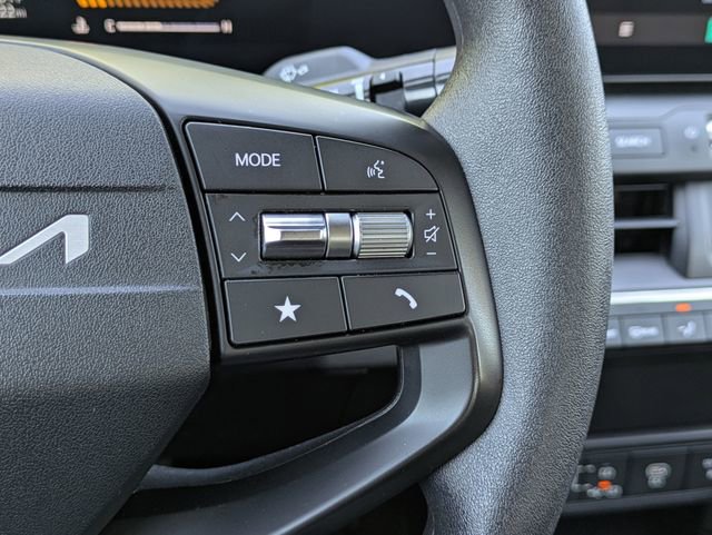 Used 2025 Kia K4 LXS image 27