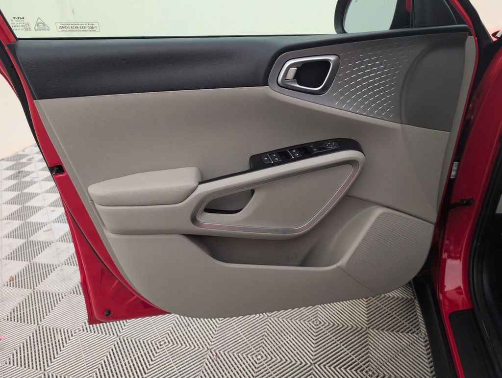 Used 2025 Kia Soul LX w/ LX Technology Package FWD image 31