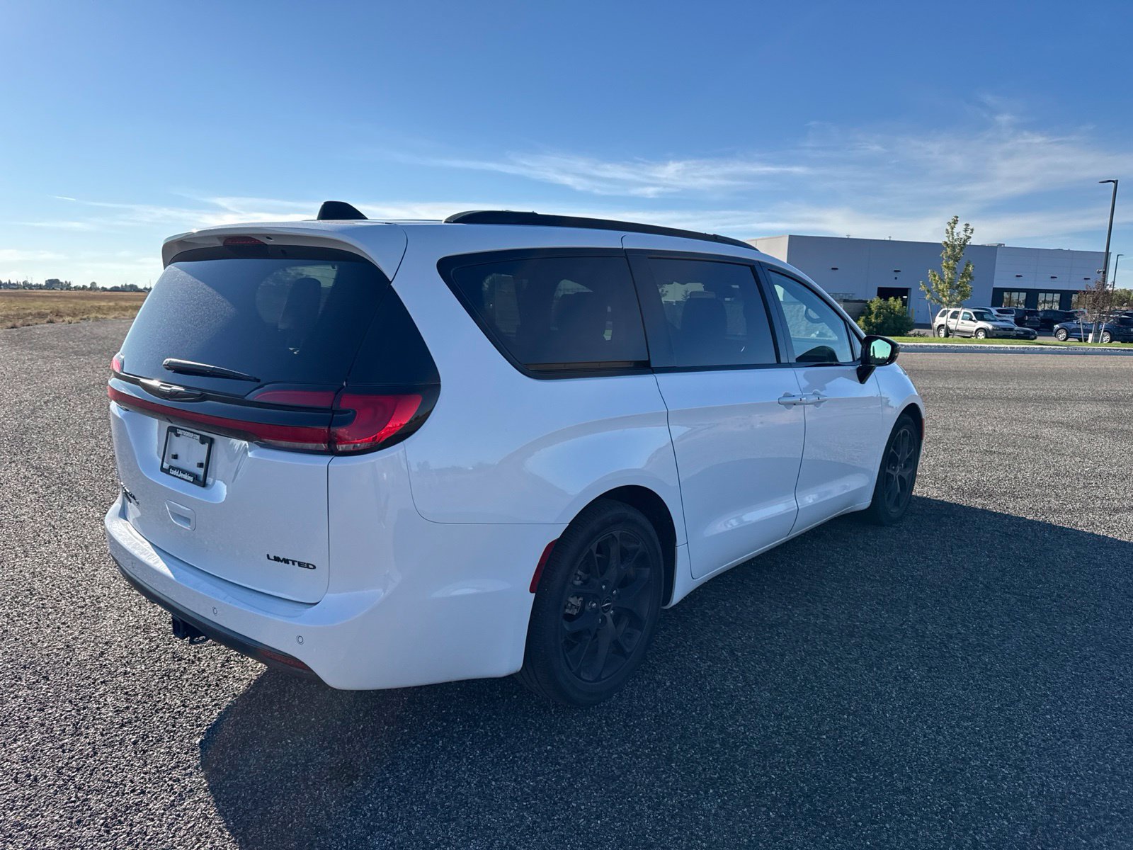 Used 2024 Chrysler Pacifica Limited w/ S Appearance Package FWD image 3