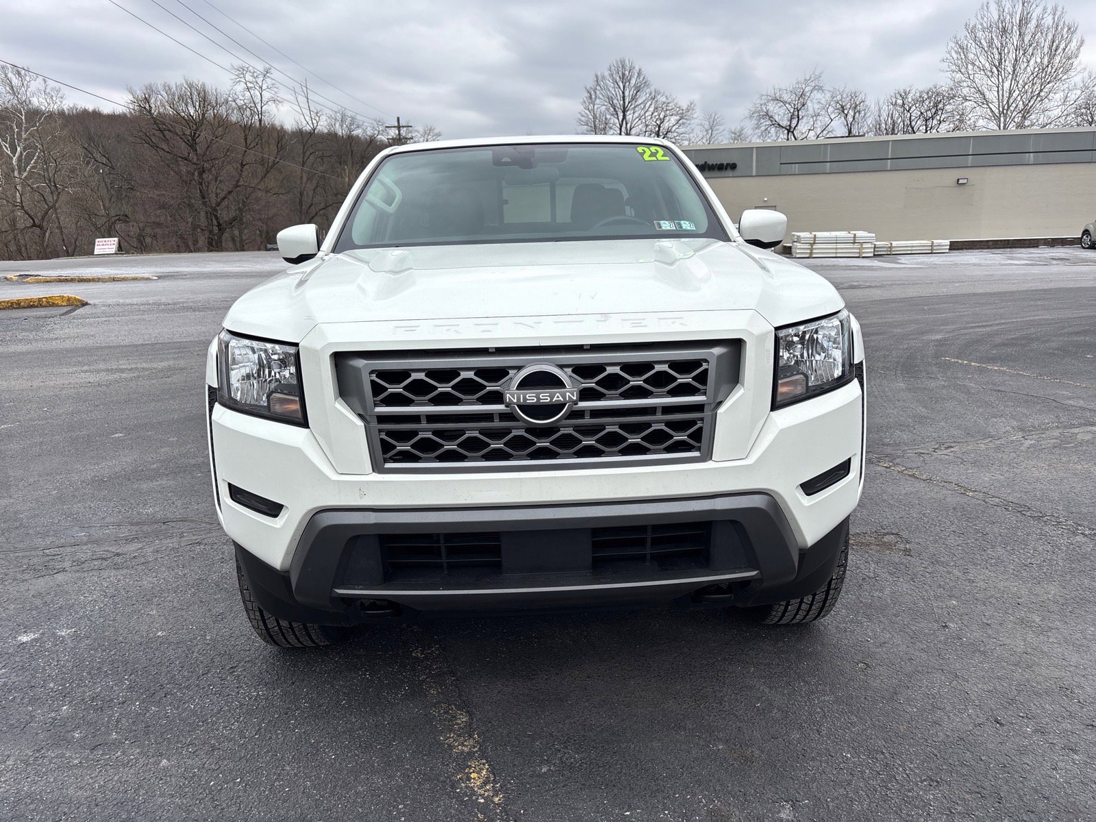 Used 2022 Nissan Frontier SV image 2