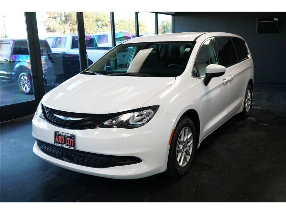 Used 2022 Chrysler Voyager LX image 3