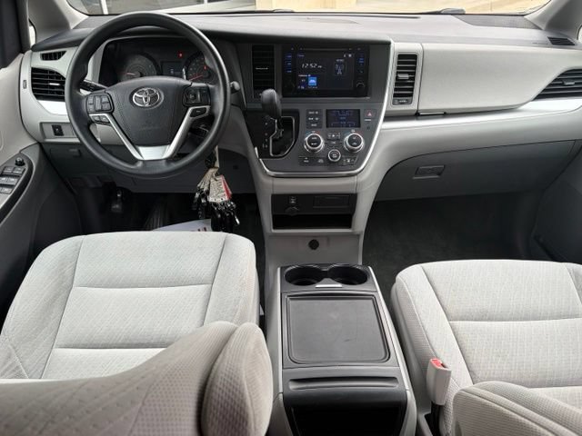 Used 2017 Toyota Sienna LE FWD image 33