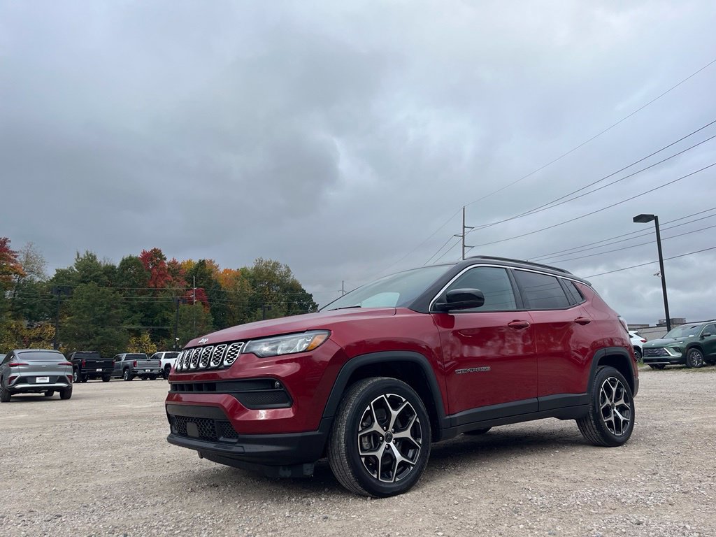 Used 2025 Jeep Compass Limited AWD/4WD image 2