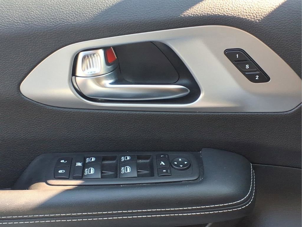 Used 2025 Chrysler Pacifica Limited image 22