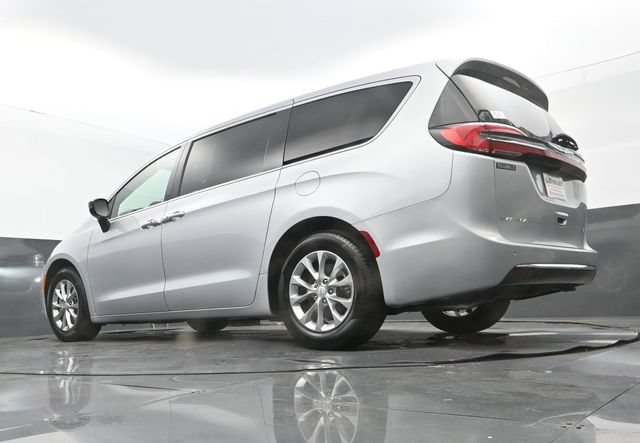 Used 2026 Chrysler Pacifica Limited FWD image 25
