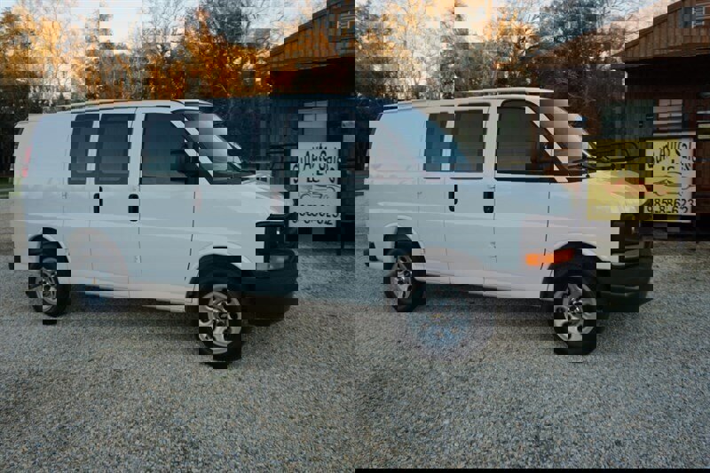 Used 2010 Chevrolet Express 1500 image 23