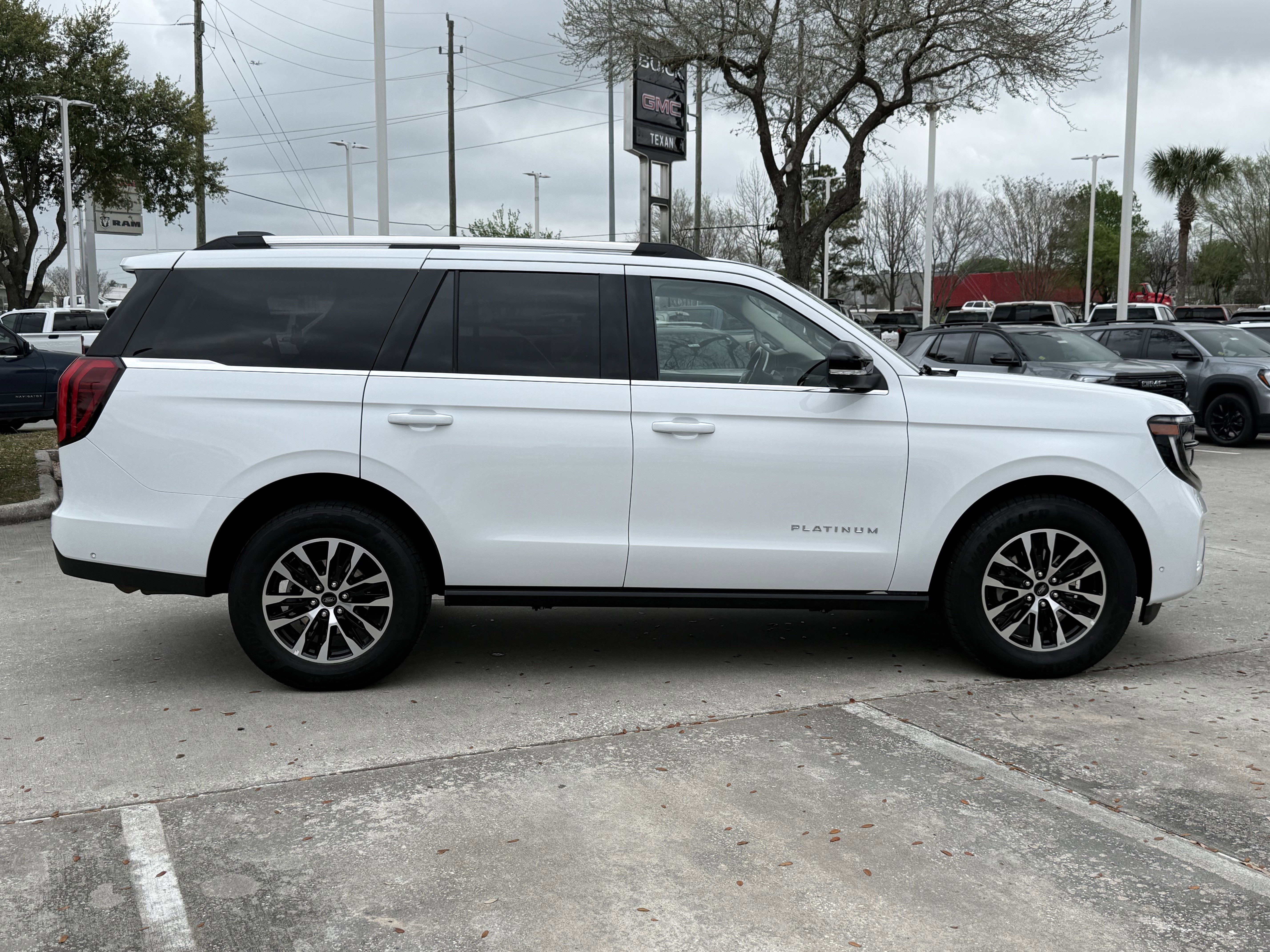 Used 2025 Ford Expedition Platinum image 3