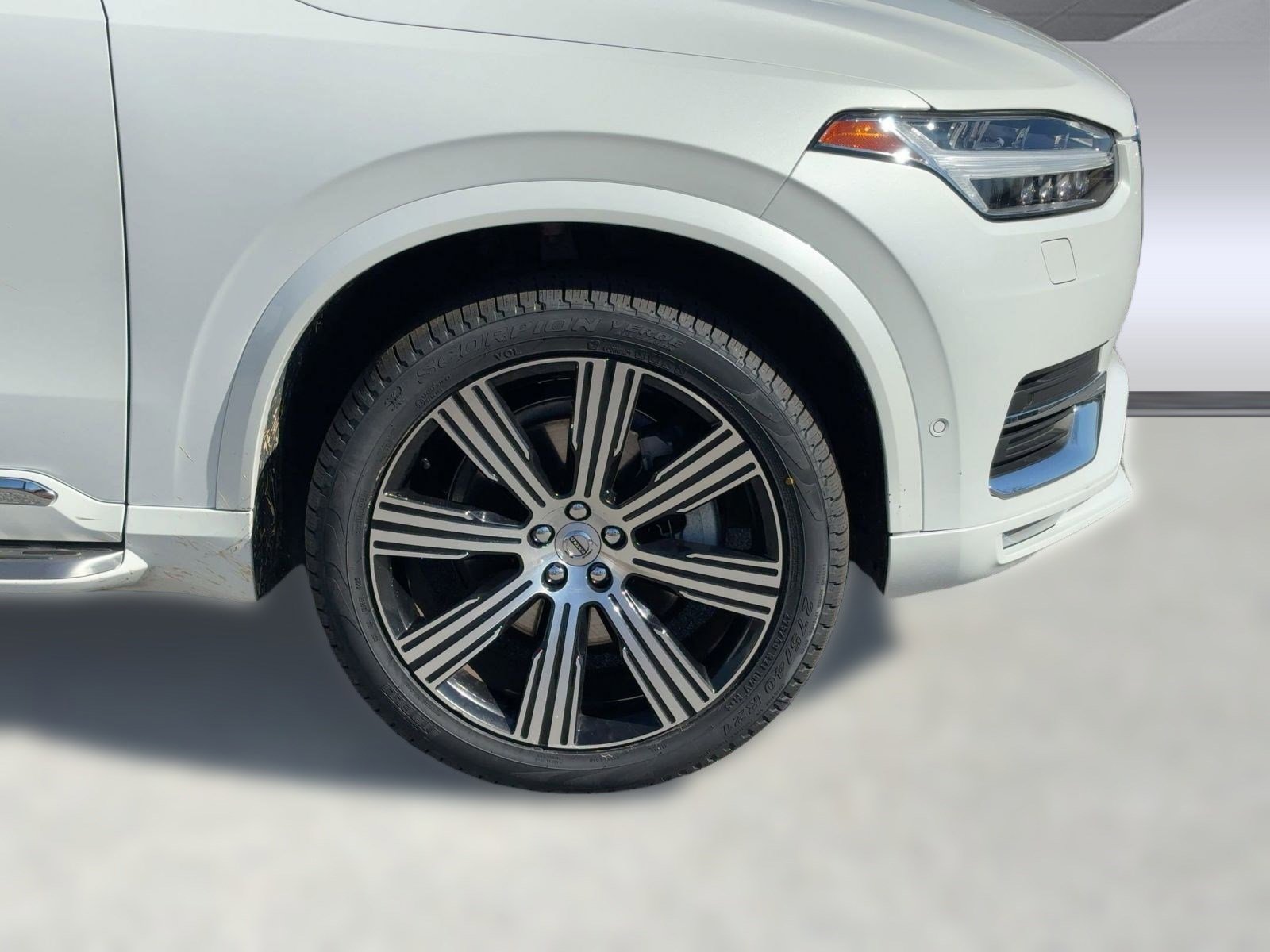 Certified 2023 Volvo XC90 B6 Ultimate w/ Lounge Package image 10