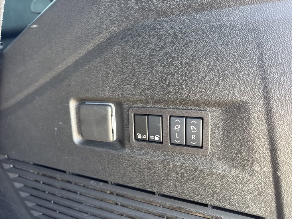 Used 2025 Chevrolet Tahoe High Country AWD/4WD image 34