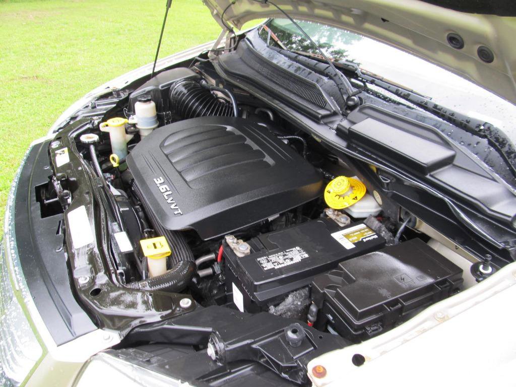 Used 2016 Chrysler Town & Country Touring-L image 44