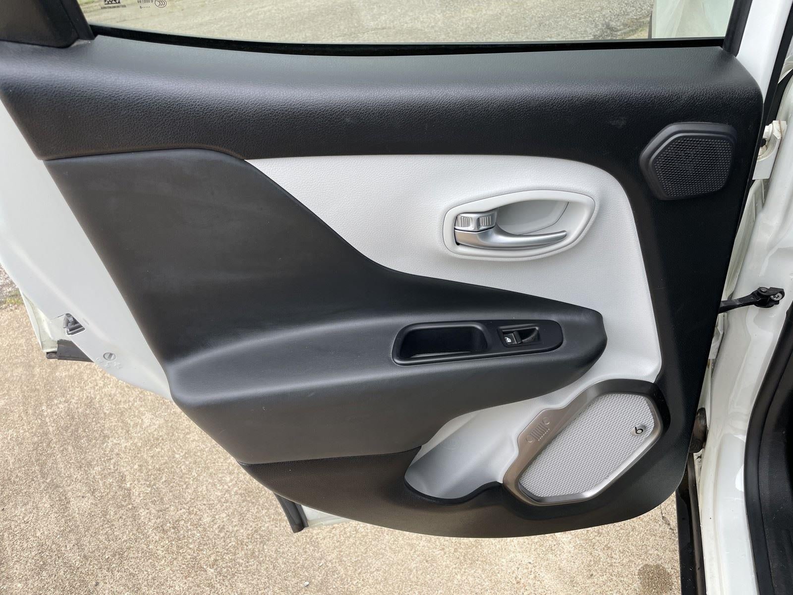 Used 2018 Jeep Renegade Limited w/ UConnect 8.4 Nav Group FWD image 41