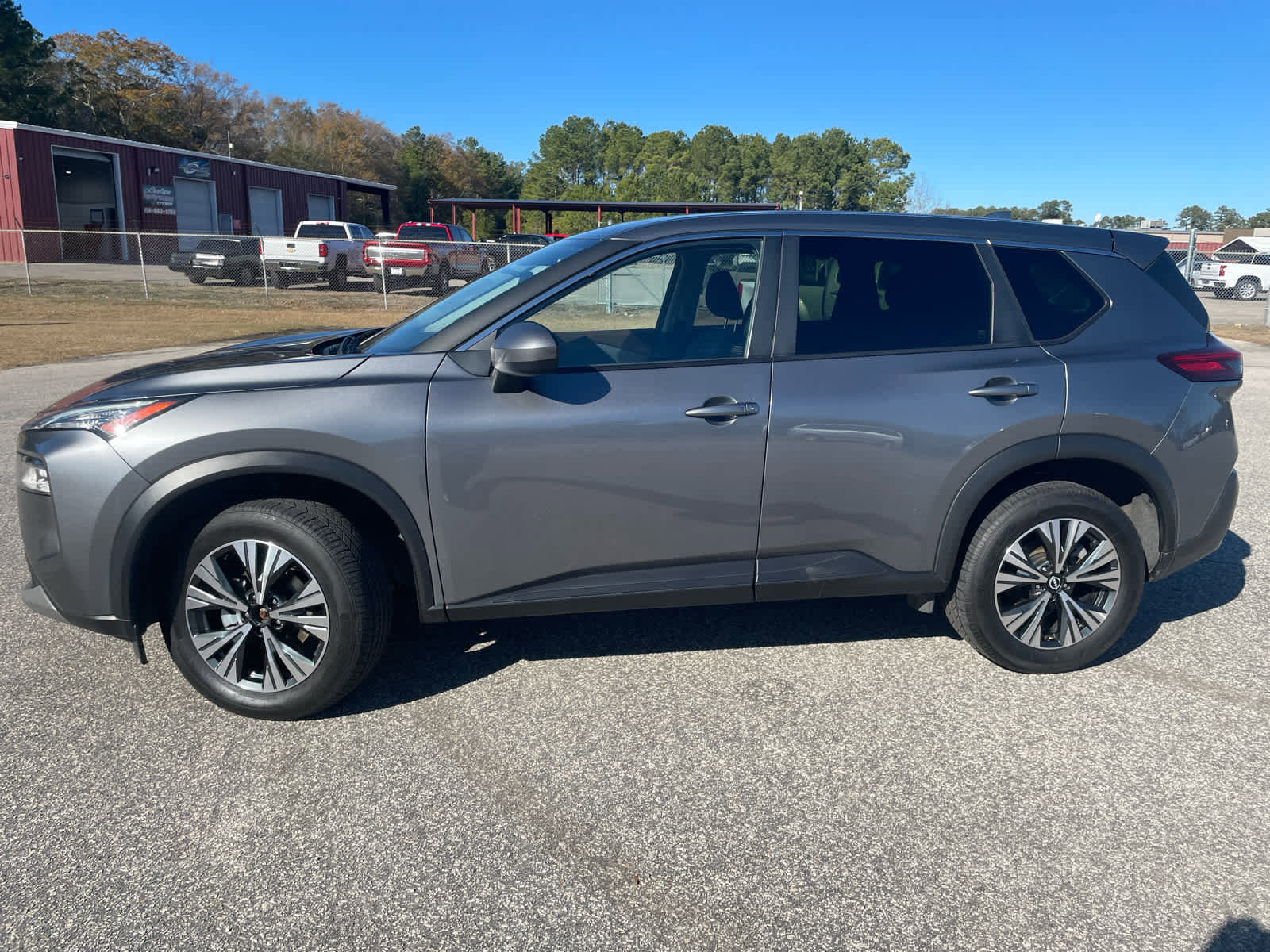 Used 2023 Nissan Rogue SV image 4