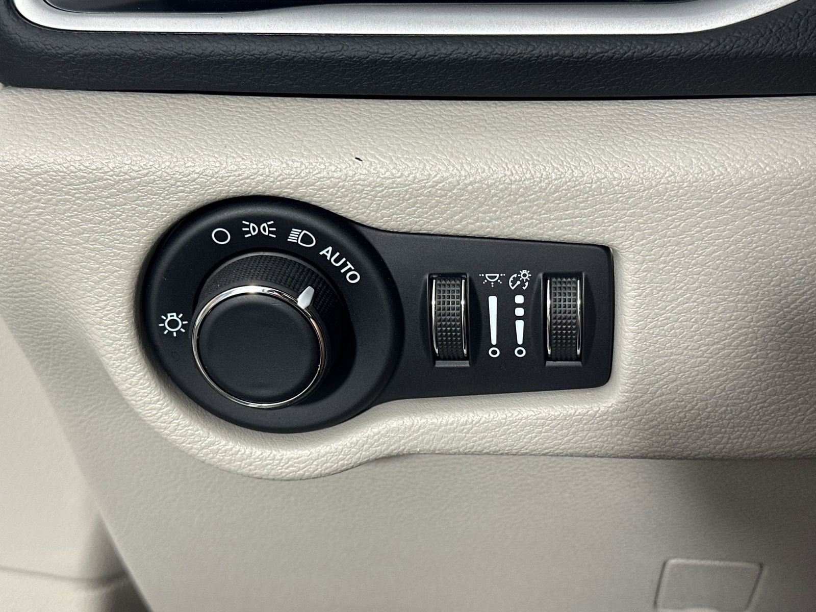 Used 2023 Chrysler Voyager LX FWD image 22