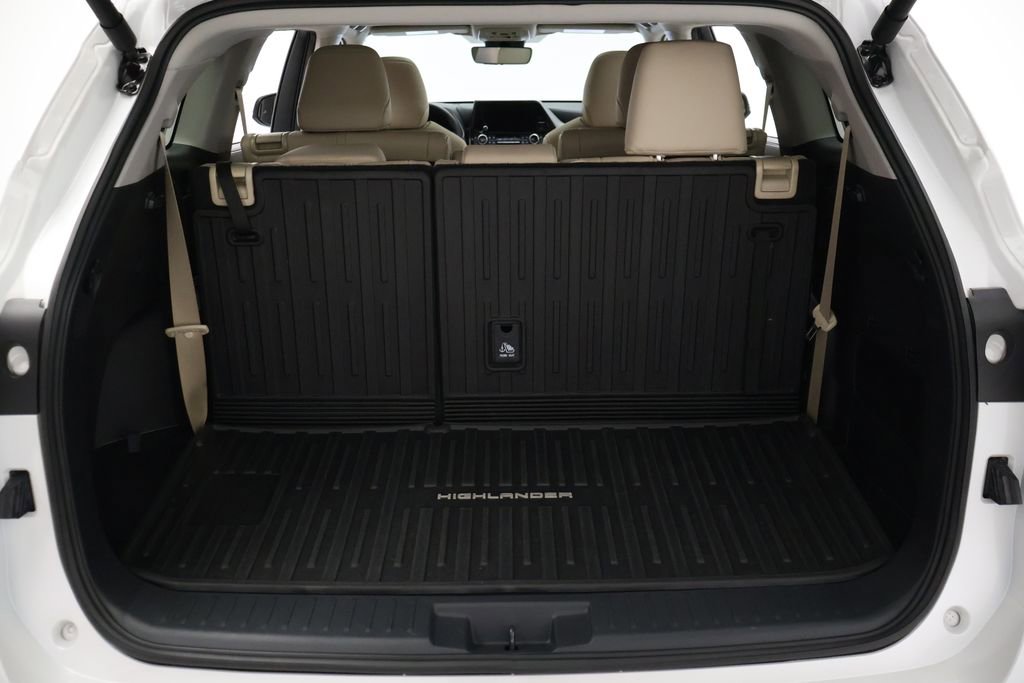 Used 2024 Toyota Highlander XLE FWD image 22