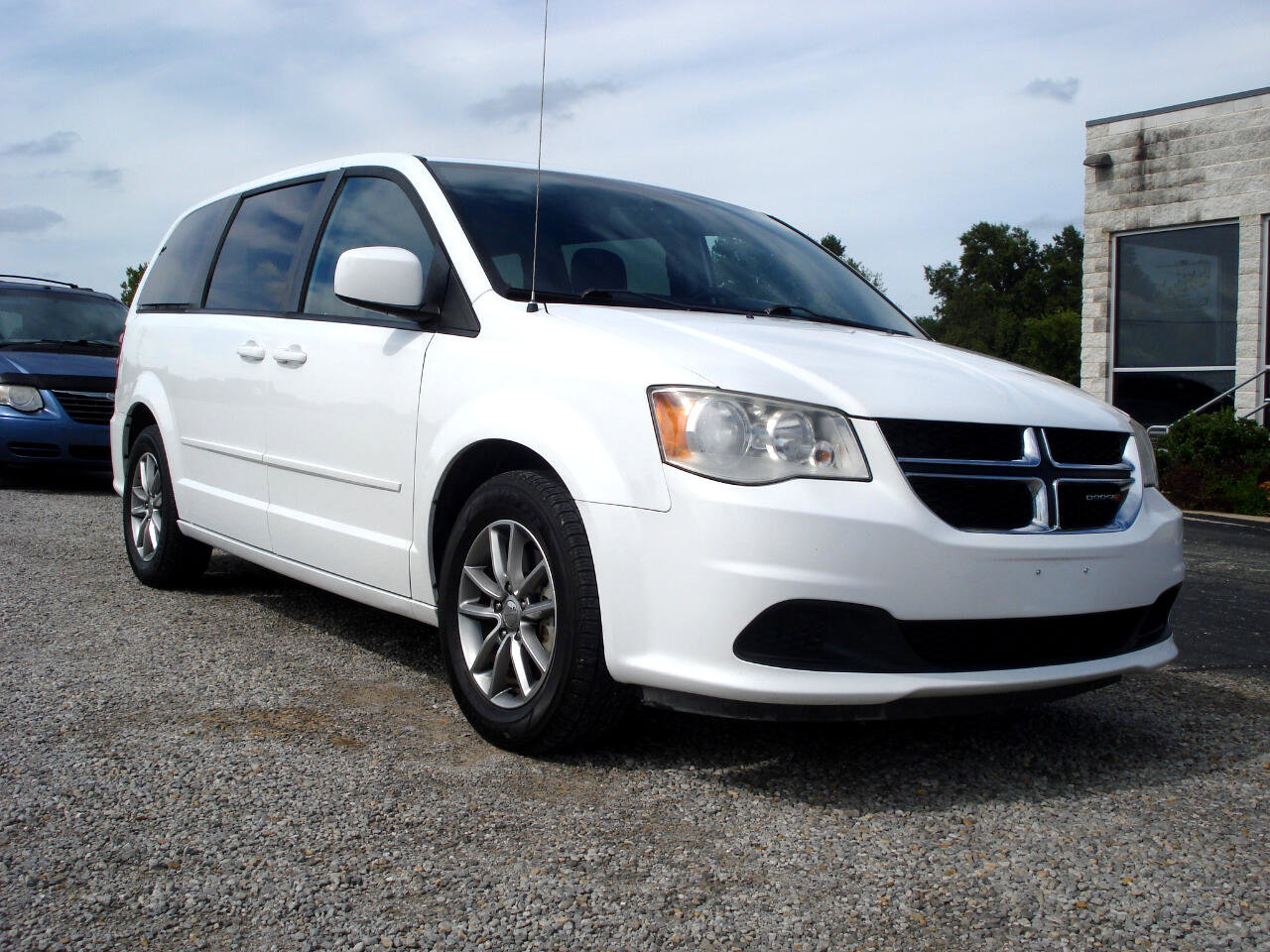 Used 2016 Dodge Grand Caravan SE image 2