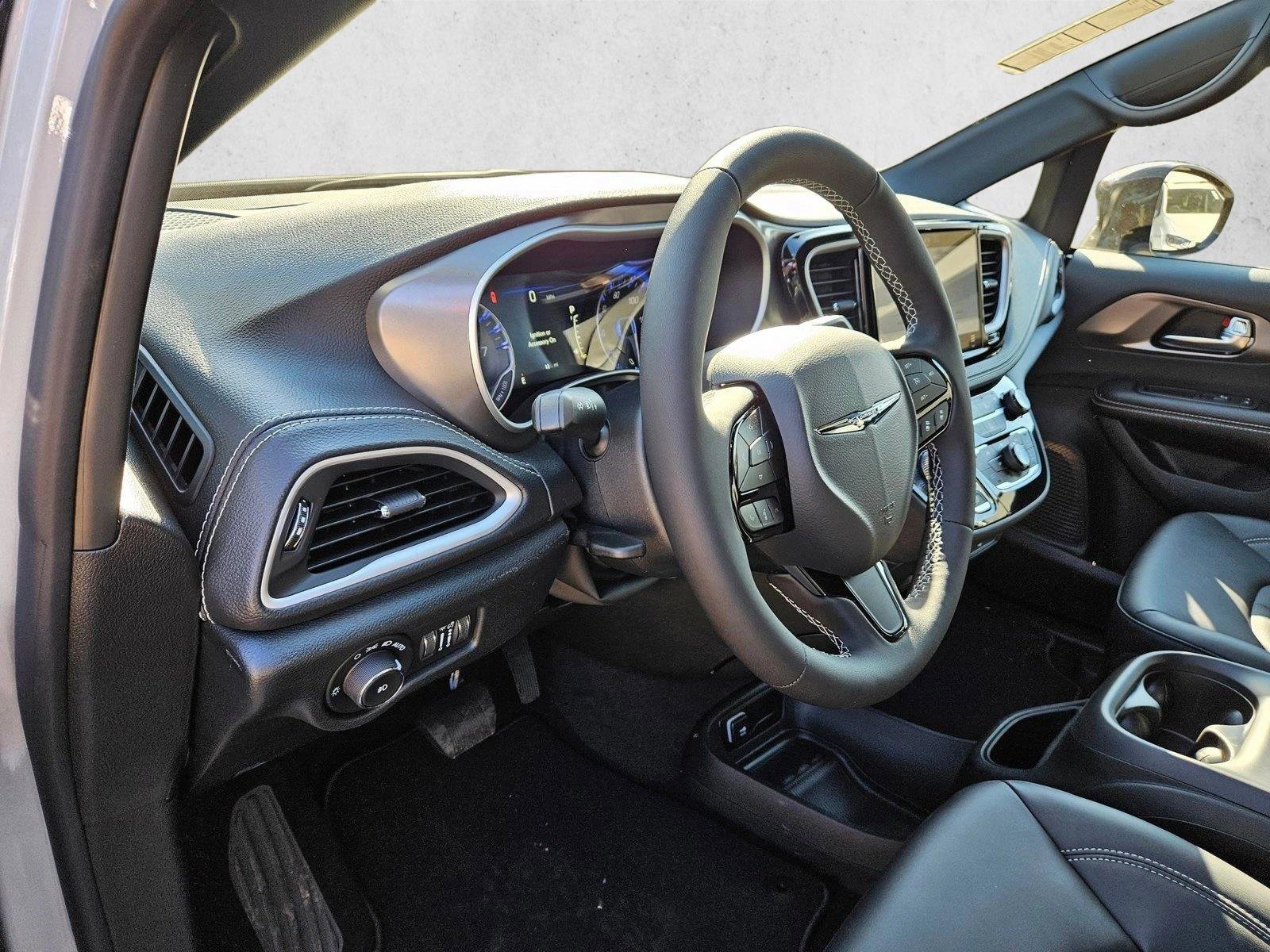 New 2026 Chrysler Pacifica Select w/ S Appearance Package FWD image 3