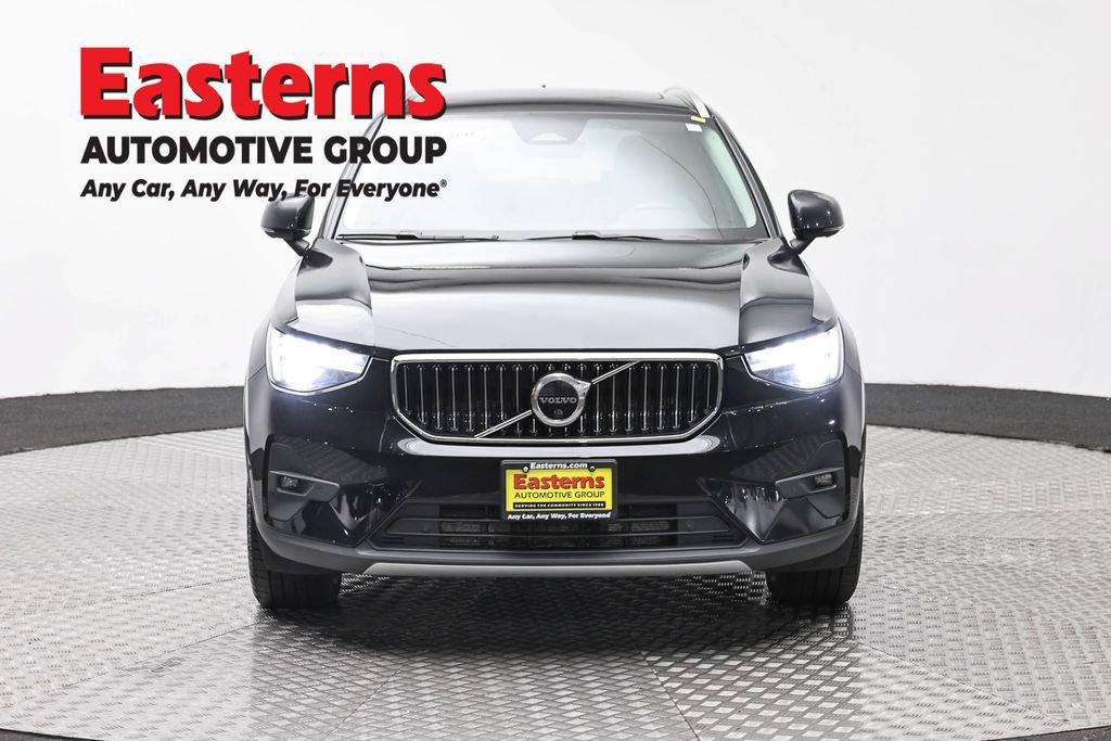 Used 2023 Volvo XC40 B5 Plus AWD/4WD image 2