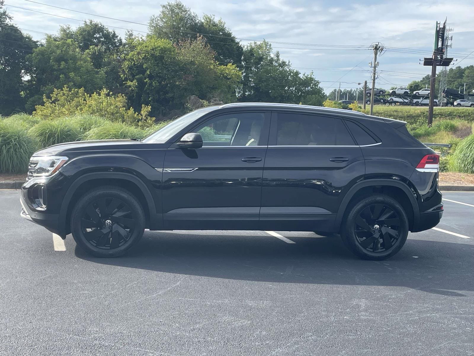 Certified 2025 Volkswagen Atlas Cross Sport SE FWD image 4