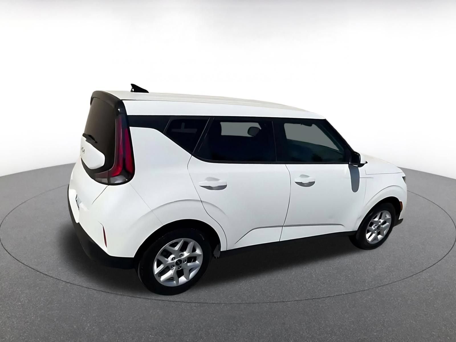 Used 2025 Kia Soul LX w/ LX Technology Package FWD image 12