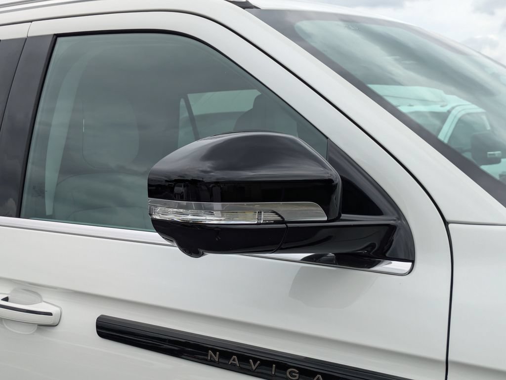 New 2026 Lincoln Navigator L Black Label AWD/4WD image 12