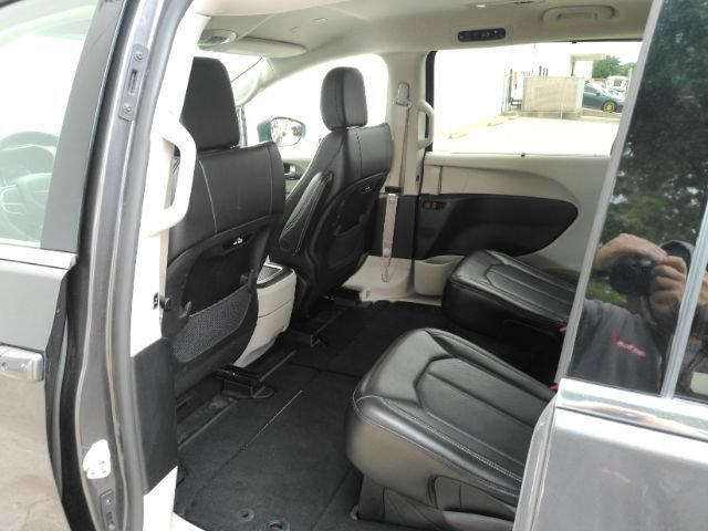 Used 2023 Chrysler Pacifica Touring-L FWD image 20