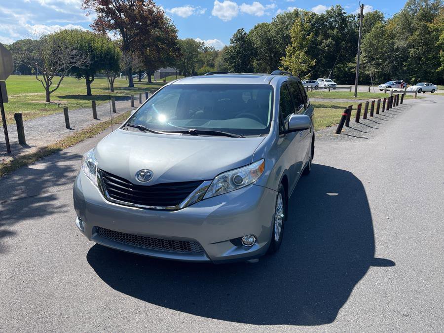 Used 2012 Toyota Sienna XLE w/ Entertainment Pkg FWD image 4