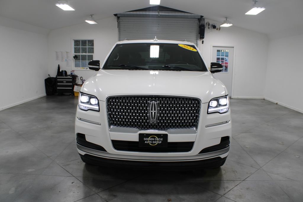 Used 2023 Lincoln Navigator Reserve image 3