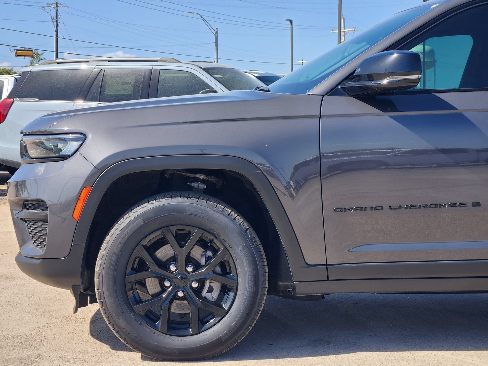 Used 2025 Jeep Grand Cherokee Altitude AWD/4WD image 9