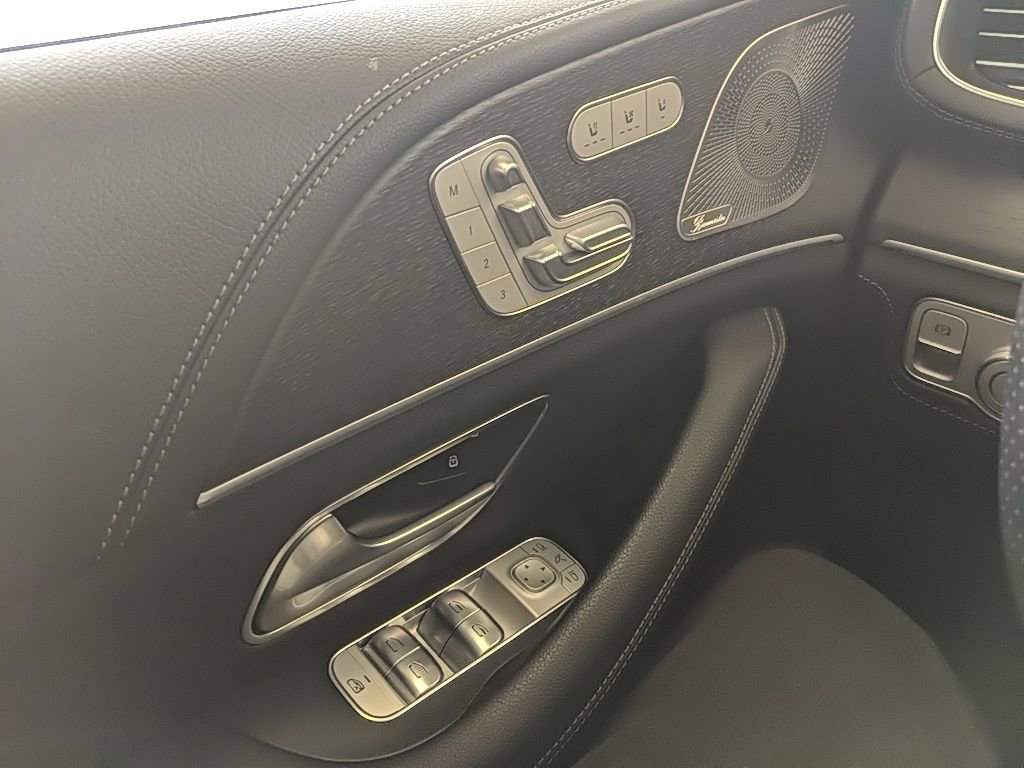 Used 2025 Mercedes-Benz GLS 450 4MATIC image 32