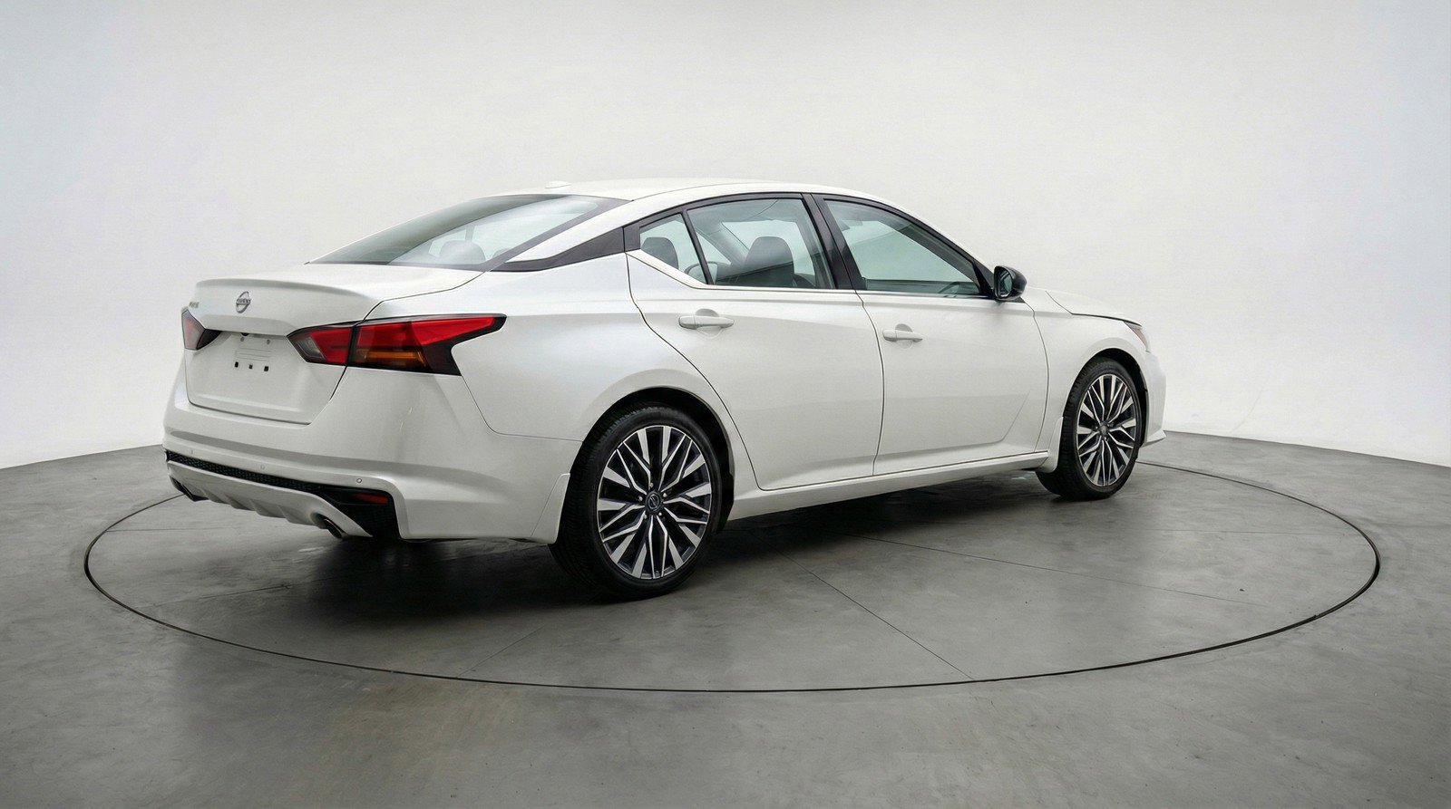 Used 2025 Nissan Altima 2.5 SV FWD image 9