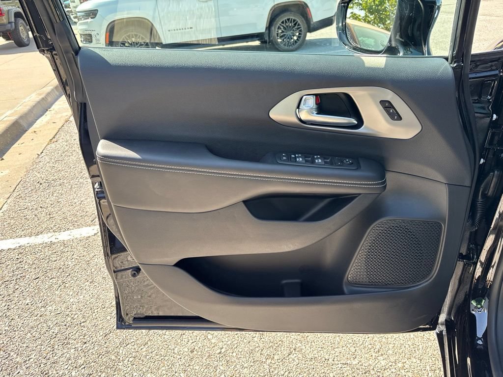 New 2027 Chrysler Pacifica Select FWD image 30
