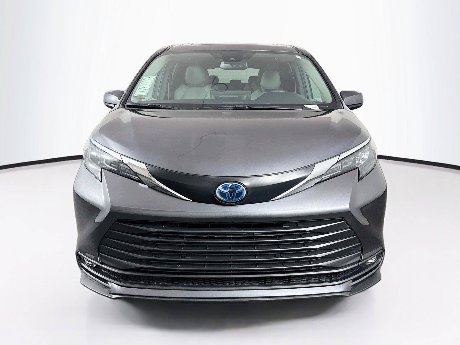Certified 2025 Toyota Sienna XLE FWD image 9