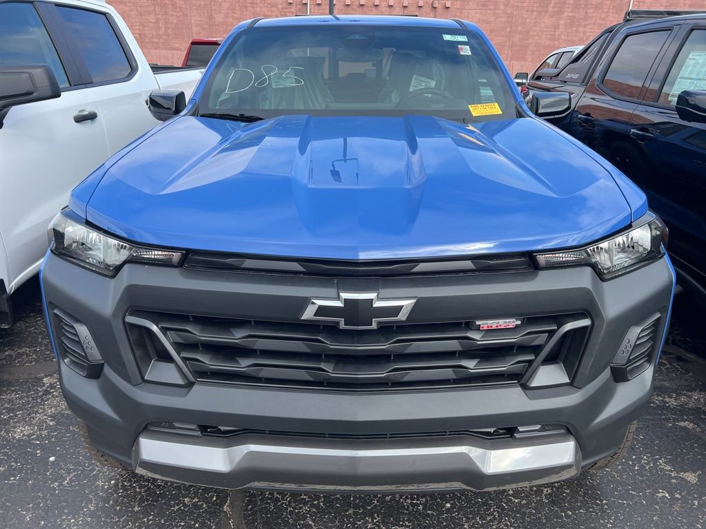 New 2026 Chevrolet Colorado Trail Boss w/ Midnight Edition AWD/4WD image 2