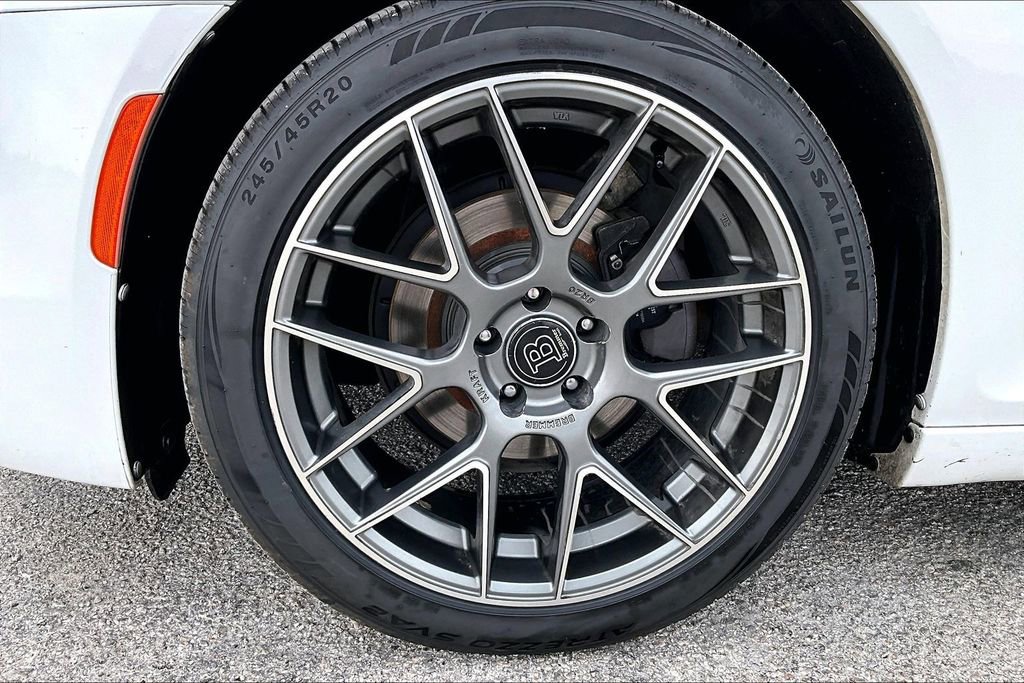 Used 2018 Chrysler 300 Touring L RWD image 9