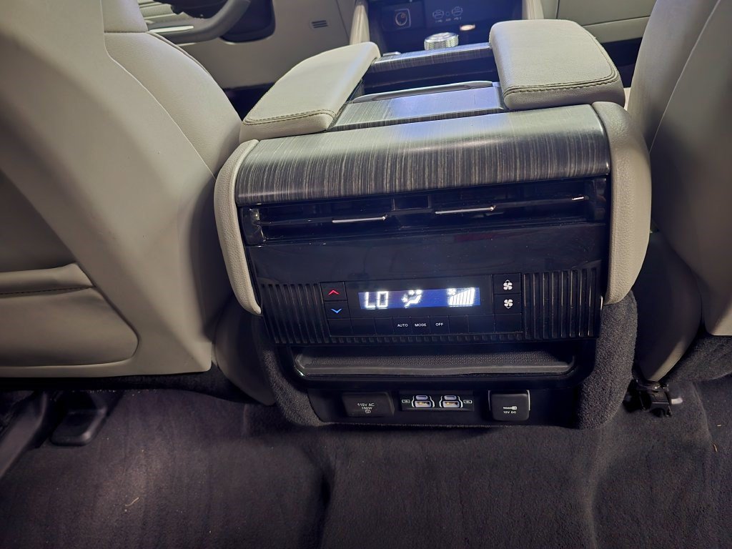 Used 2024 Jeep Wagoneer L Series II w/ Flexible Seating Group AWD/4WD image 38