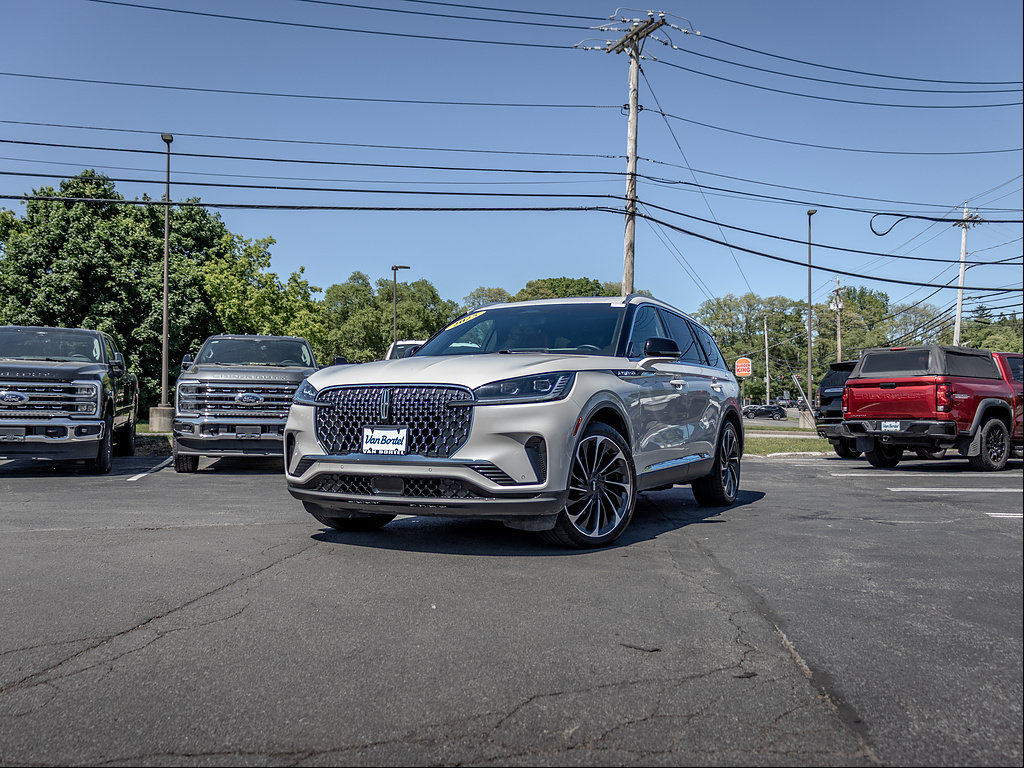 Used 2025 Lincoln Aviator Reserve w/ Equipment Group 201A AWD/4WD image 3