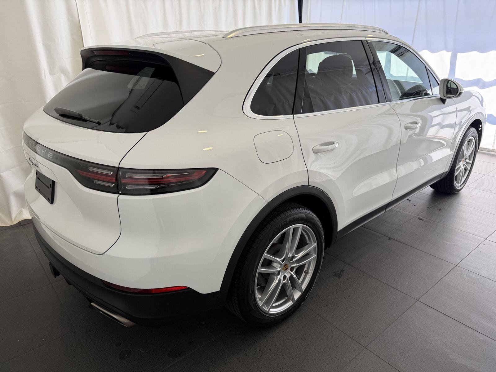 Certified 2023 Porsche Cayenne Platinum Edition image 9