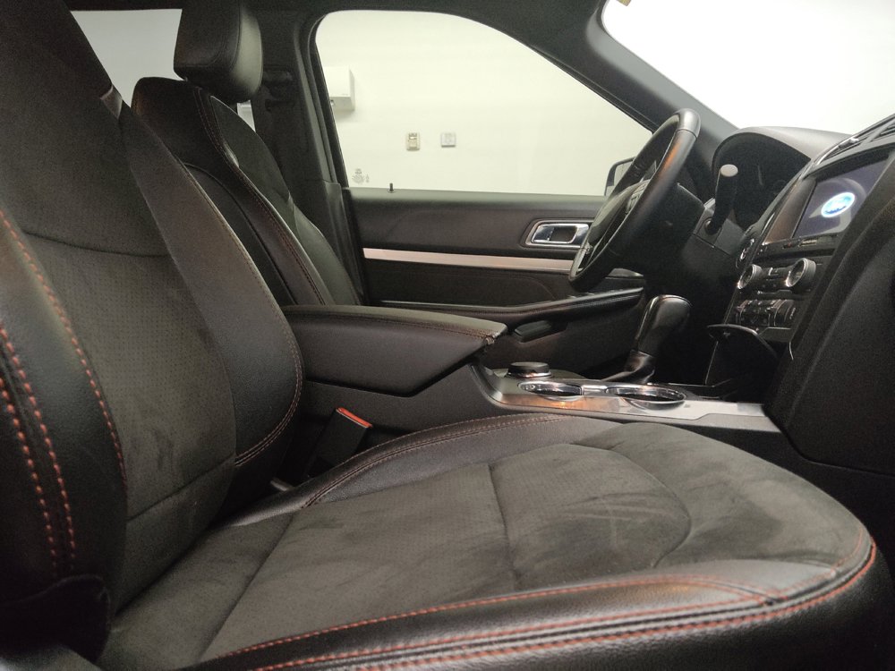 Used 2018 Ford Explorer XLT w/ Equipment Group 202A AWD/4WD image 21
