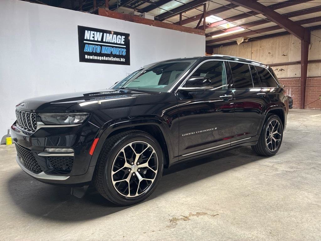 Used 2023 Jeep Grand Cherokee Summit AWD/4WD image 4