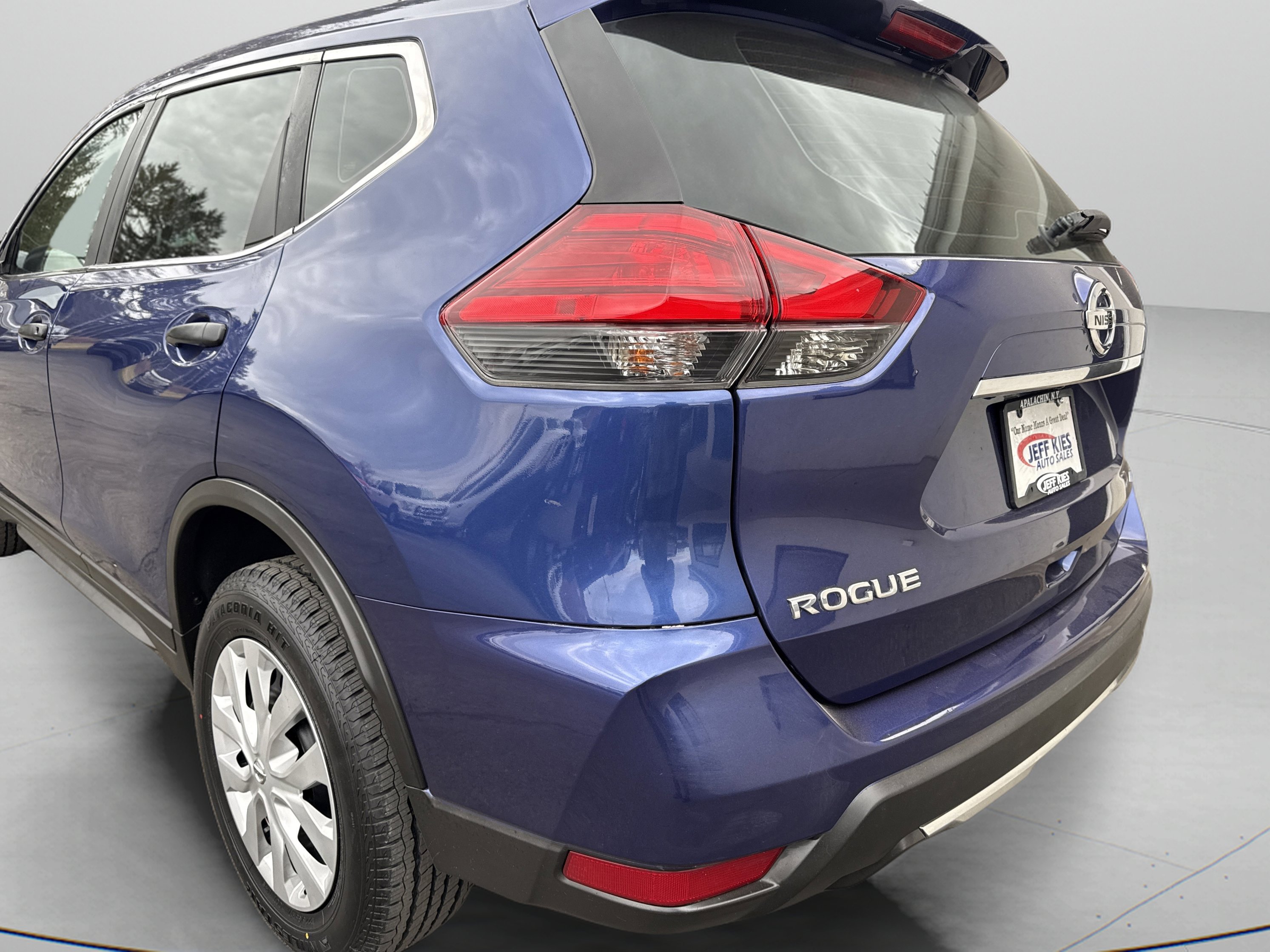 Used 2017 Nissan Rogue S image 7