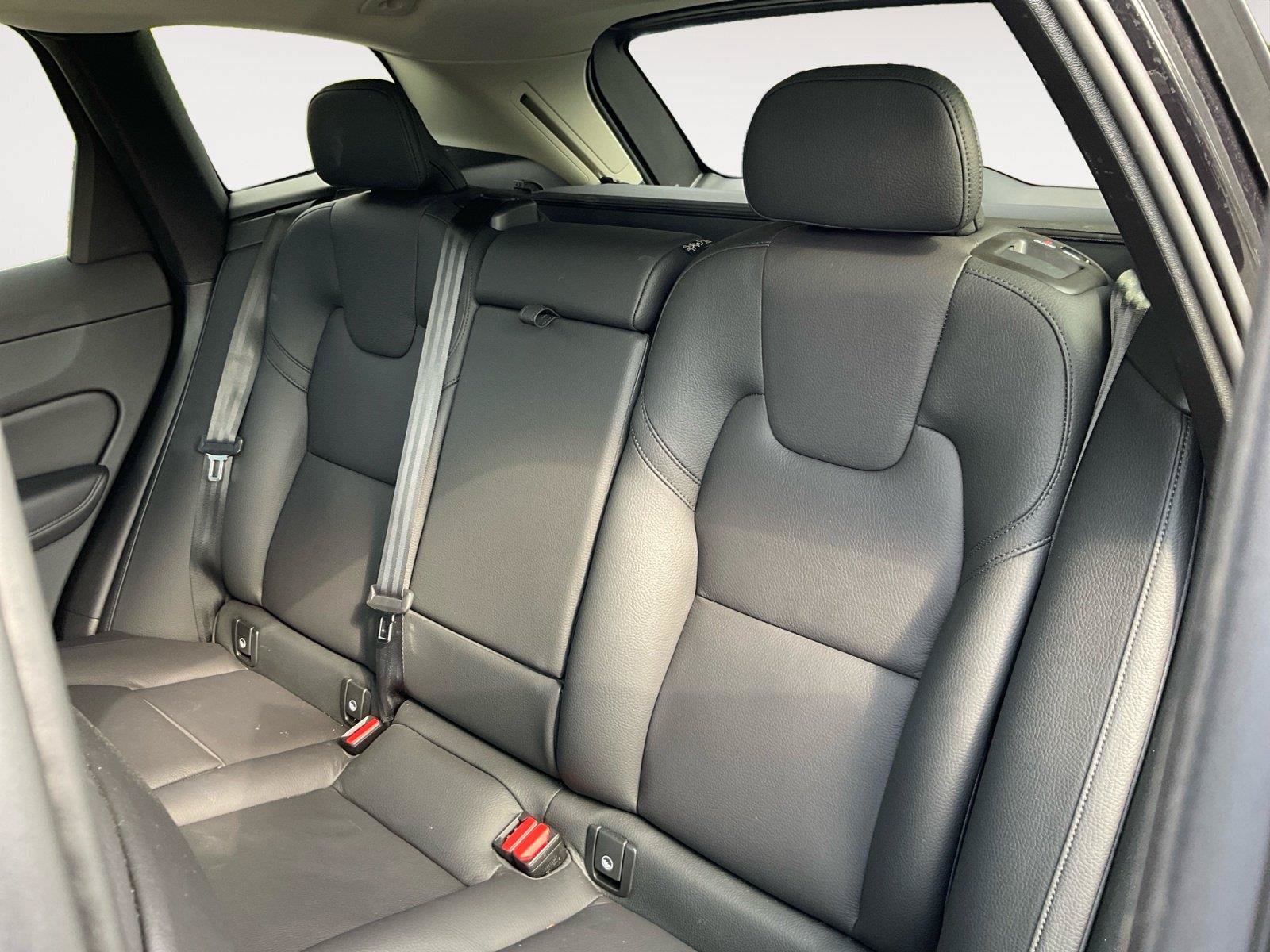 Used 2023 Volvo XC60 B5 Plus AWD/4WD image 13