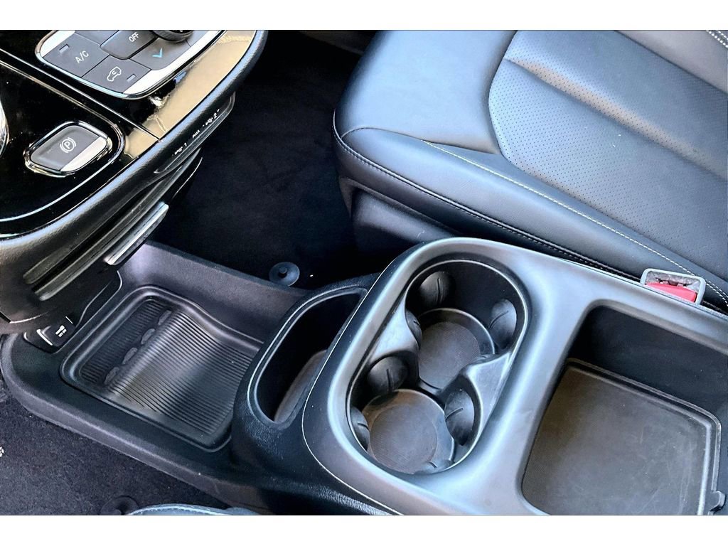 Used 2025 Chrysler Pacifica Select image 16