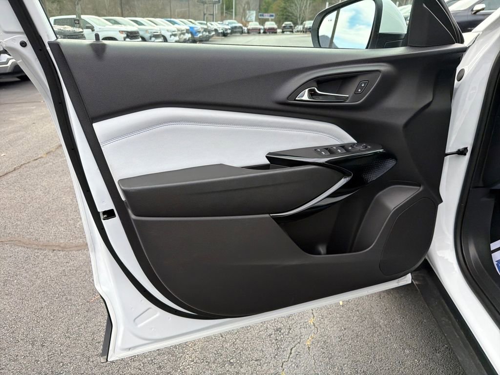 New 2025 Chevrolet Trax LT w/ Sunroof Package image 10