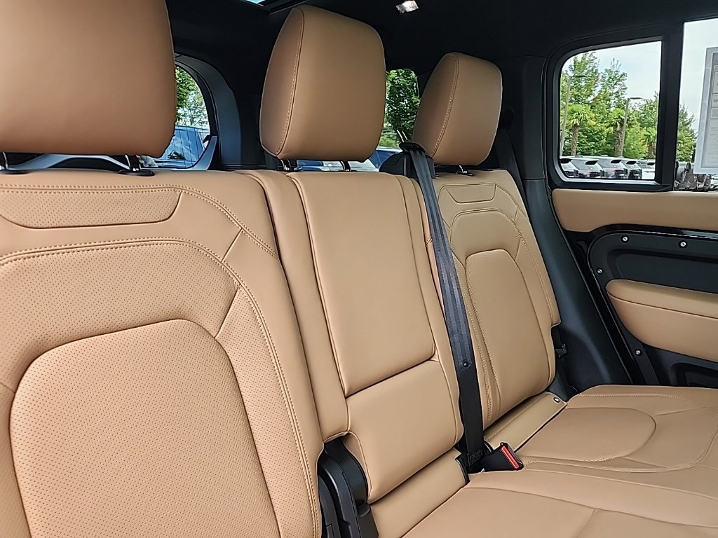 New 2026 Land Rover Defender 130 X-Dynamic SE AWD/4WD image 18